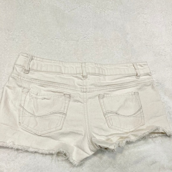 SO Juniors 11 Cream Distressed Shorts with White Lace Detailing - Picture 3 of 9